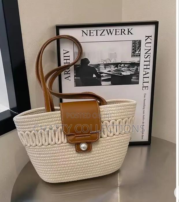 White Wooven Rattan Beach Handbags With Leather Straps Design