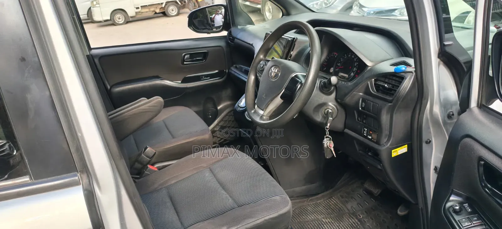 Toyota Noah 2017 Silver