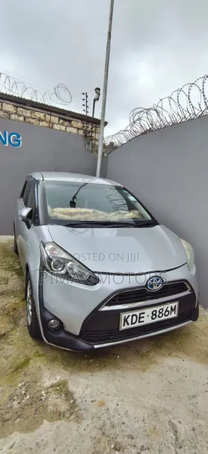 Toyota Sienta 2014 Silver