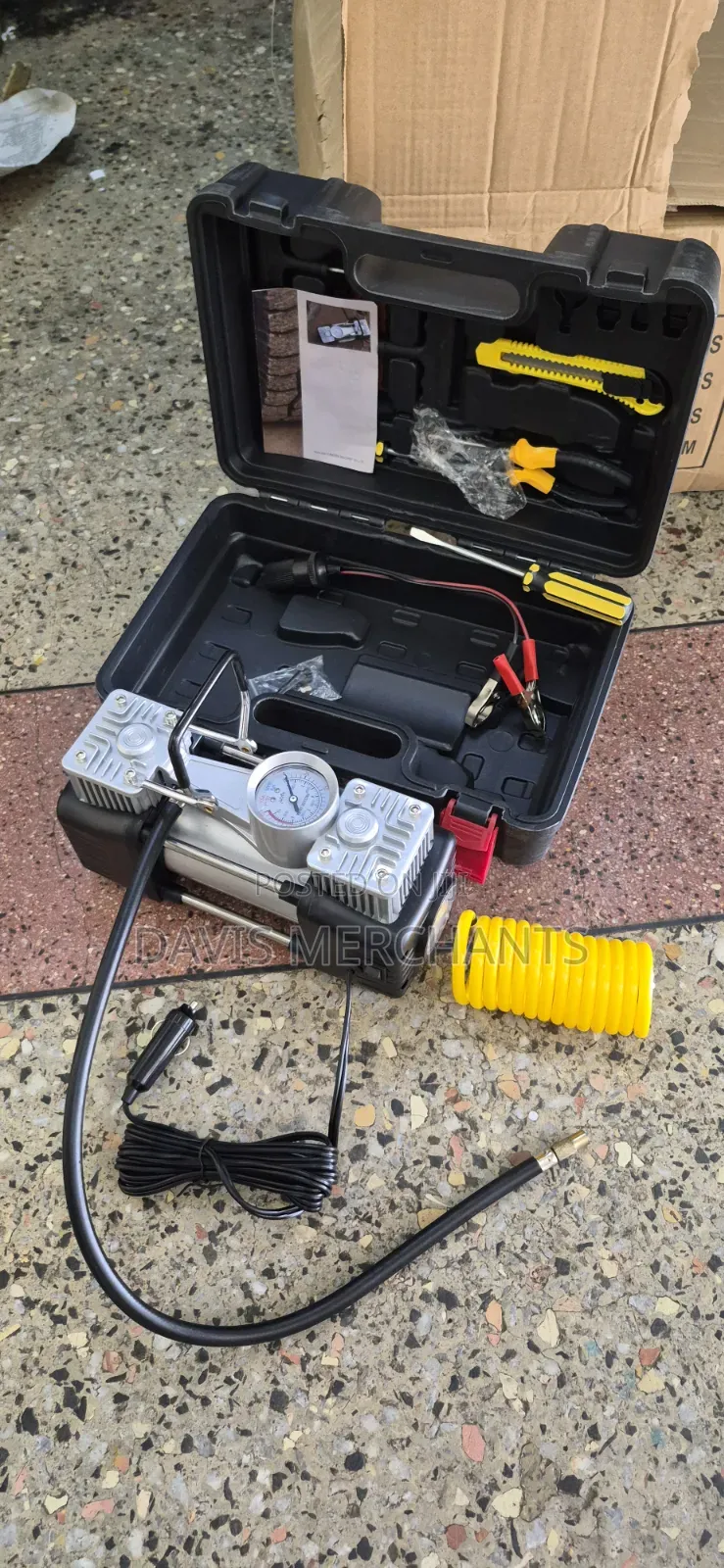 Air Compressor Single Cylinder Dera Adds Pressure to Tires.