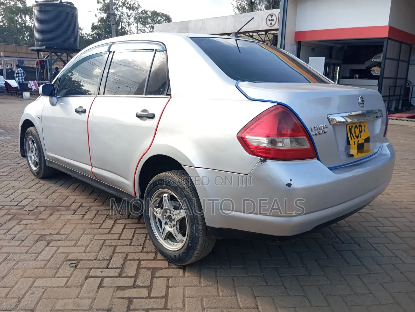 Nissan Tiida 2011 Silver