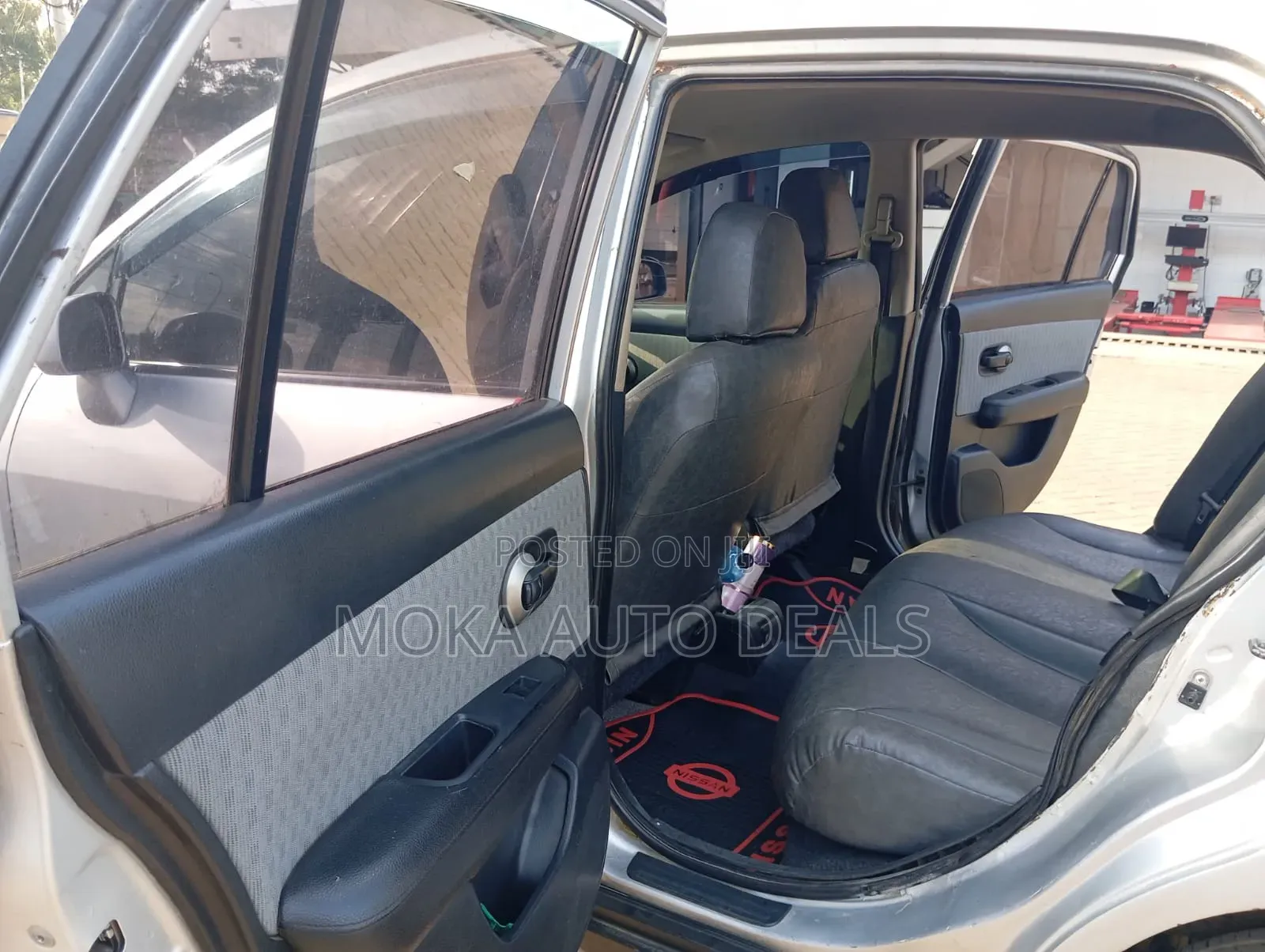 Nissan Tiida 2011 Silver