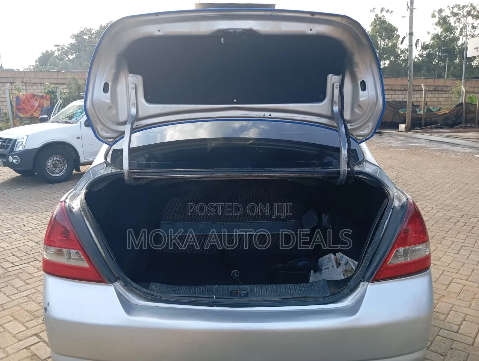 Nissan Tiida 2011 Silver
