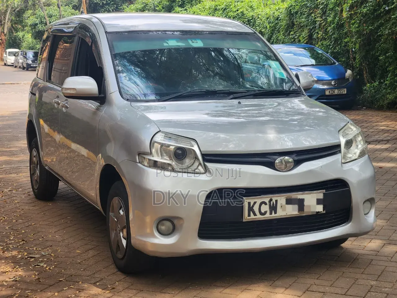 Toyota Sienta 2012 Silver