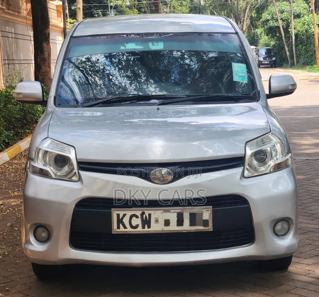 Toyota Sienta 2012 Silver