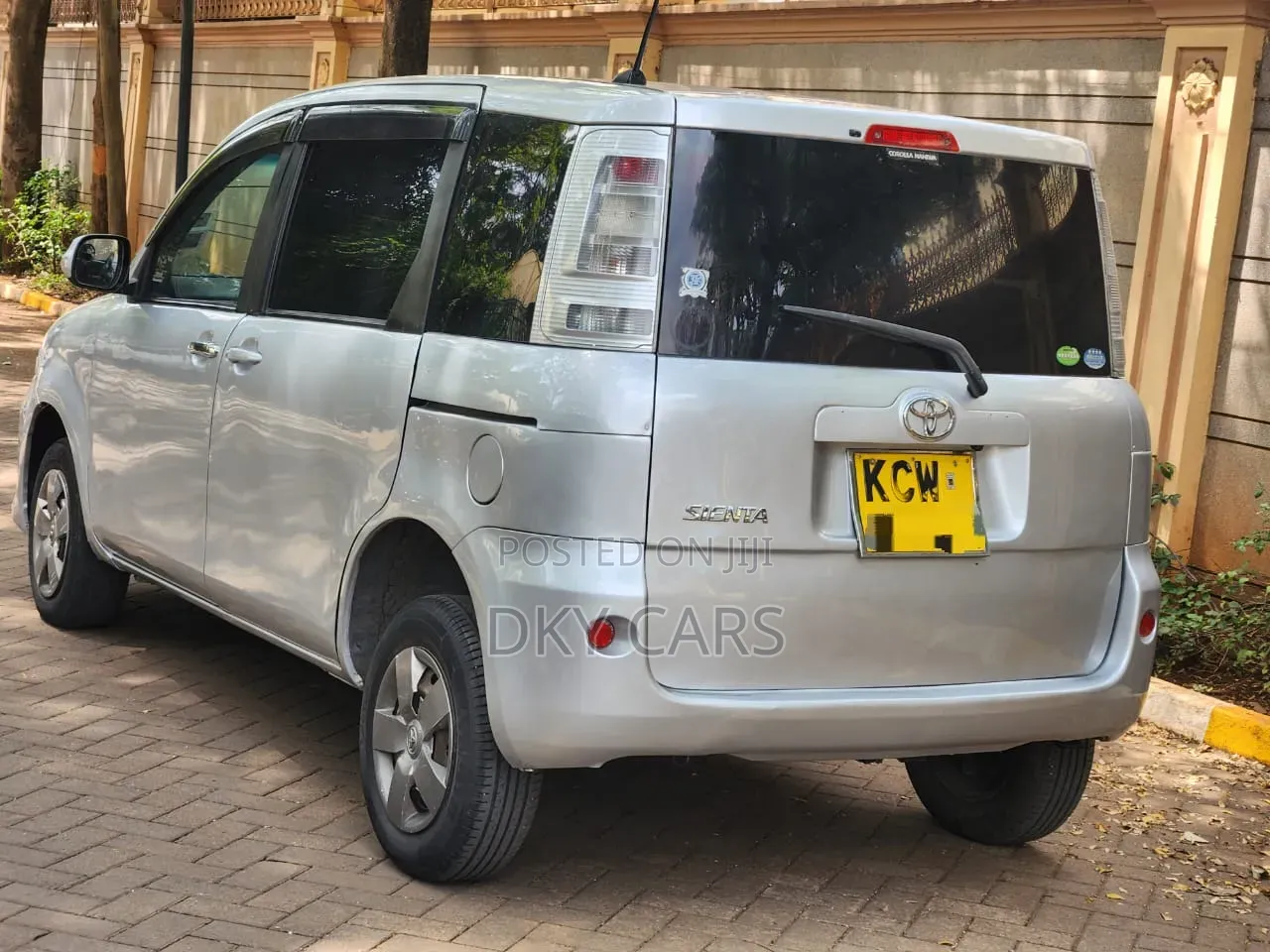 Toyota Sienta 2012 Silver