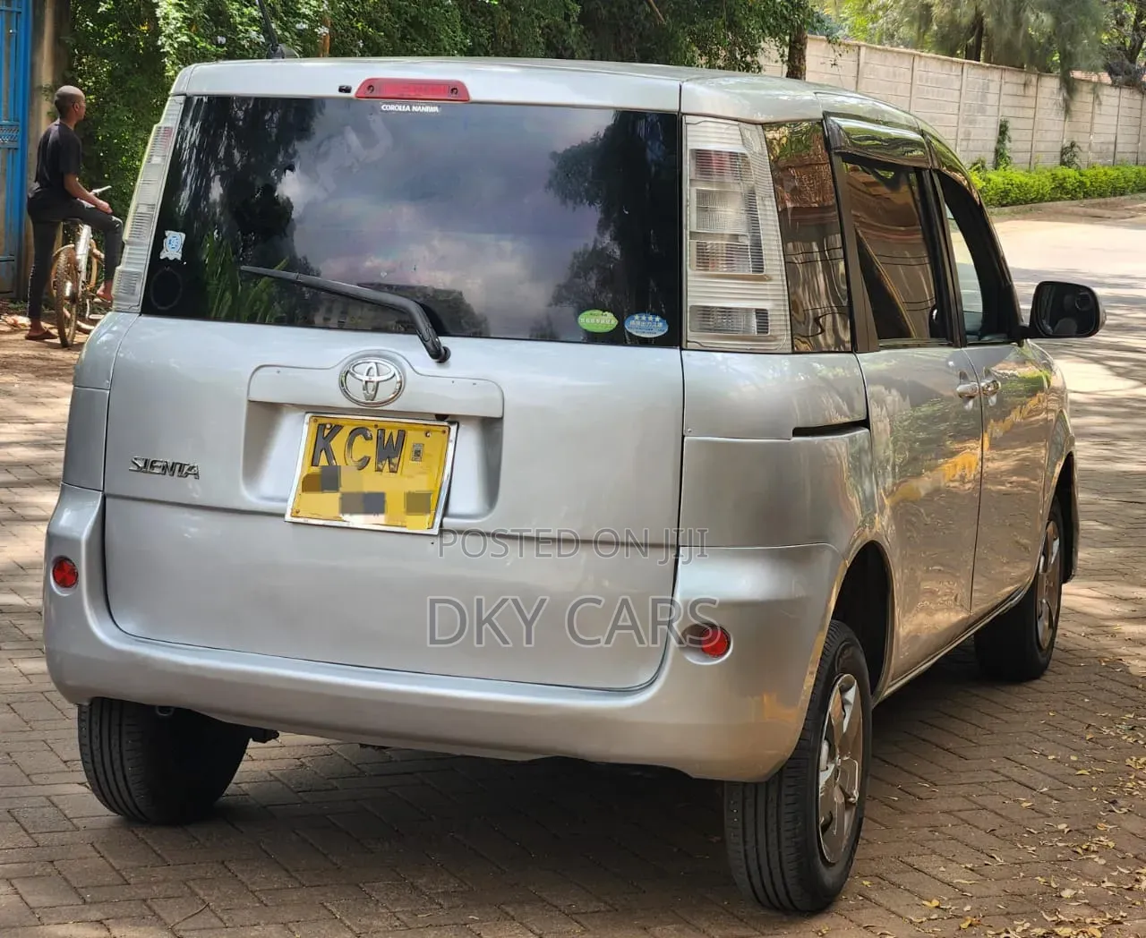 Toyota Sienta 2012 Silver