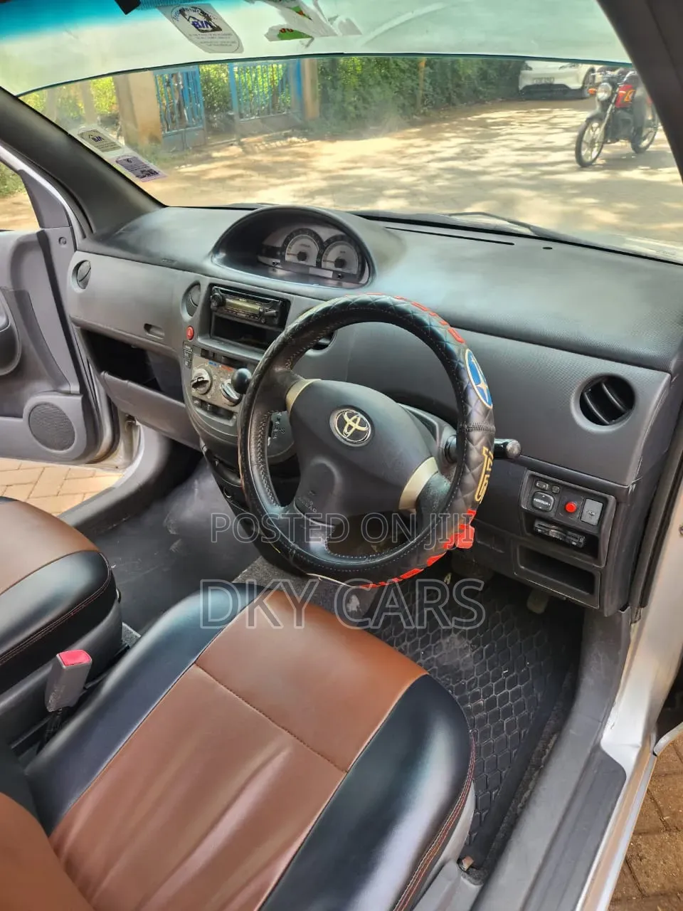 Toyota Sienta 2012 Silver