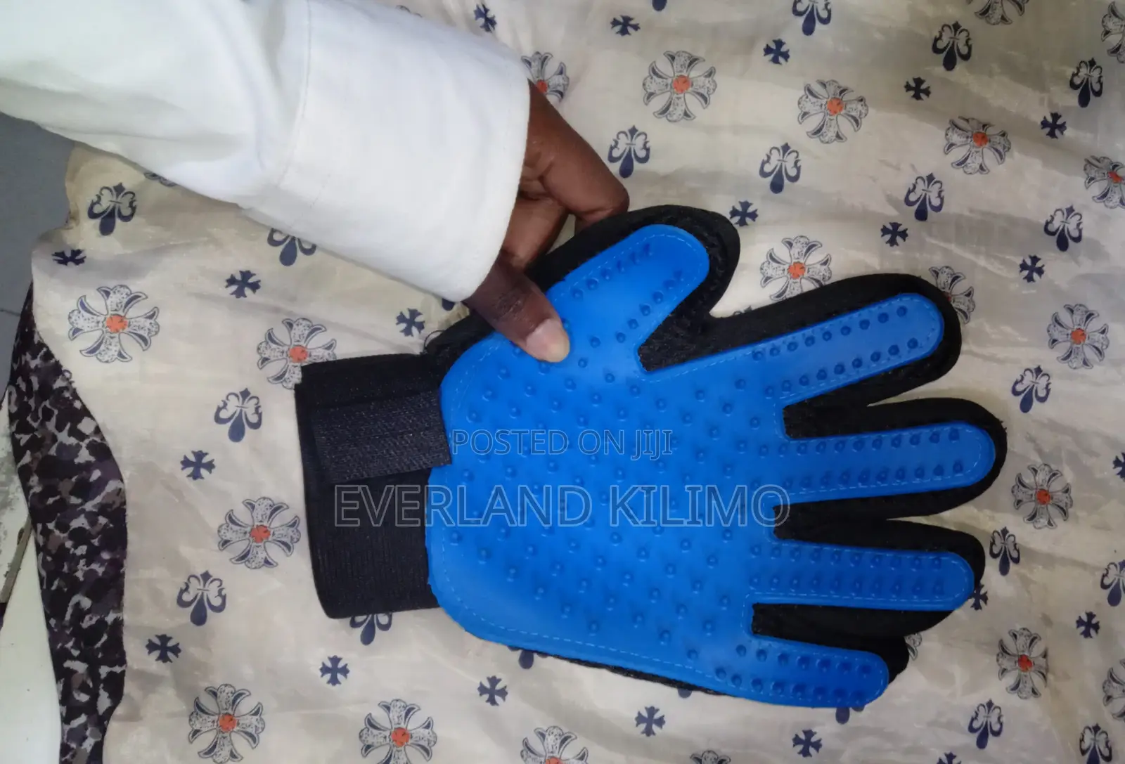 Pets Best Professional Deshedding Grooming Gloves - Cats and Dogs