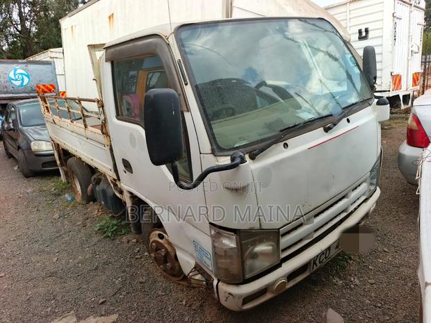 Isuzu Elf Yom 2011 - main view