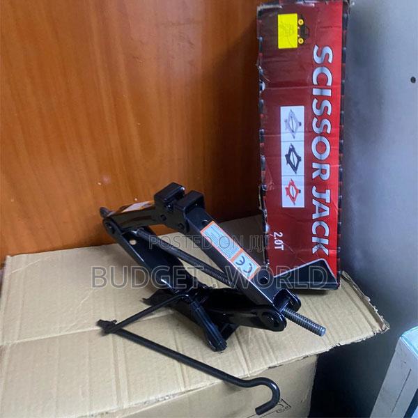 Premium 2 Ton Manual Scissor Jack – Portable Car Maintenance Tool - thumbnail 2