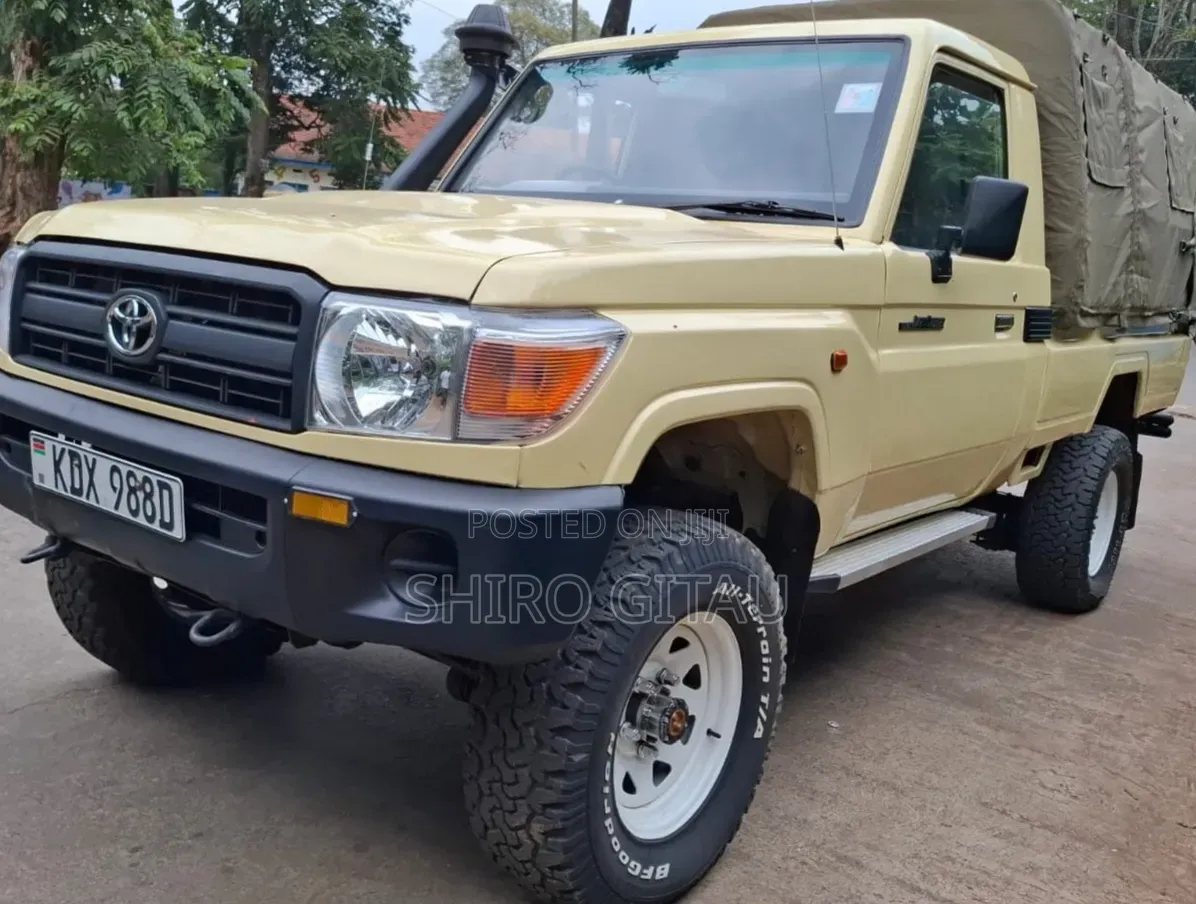 Toyota Land Cruiser 2005 Yellow