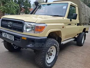 Toyota Land Cruiser 2005 Yellow