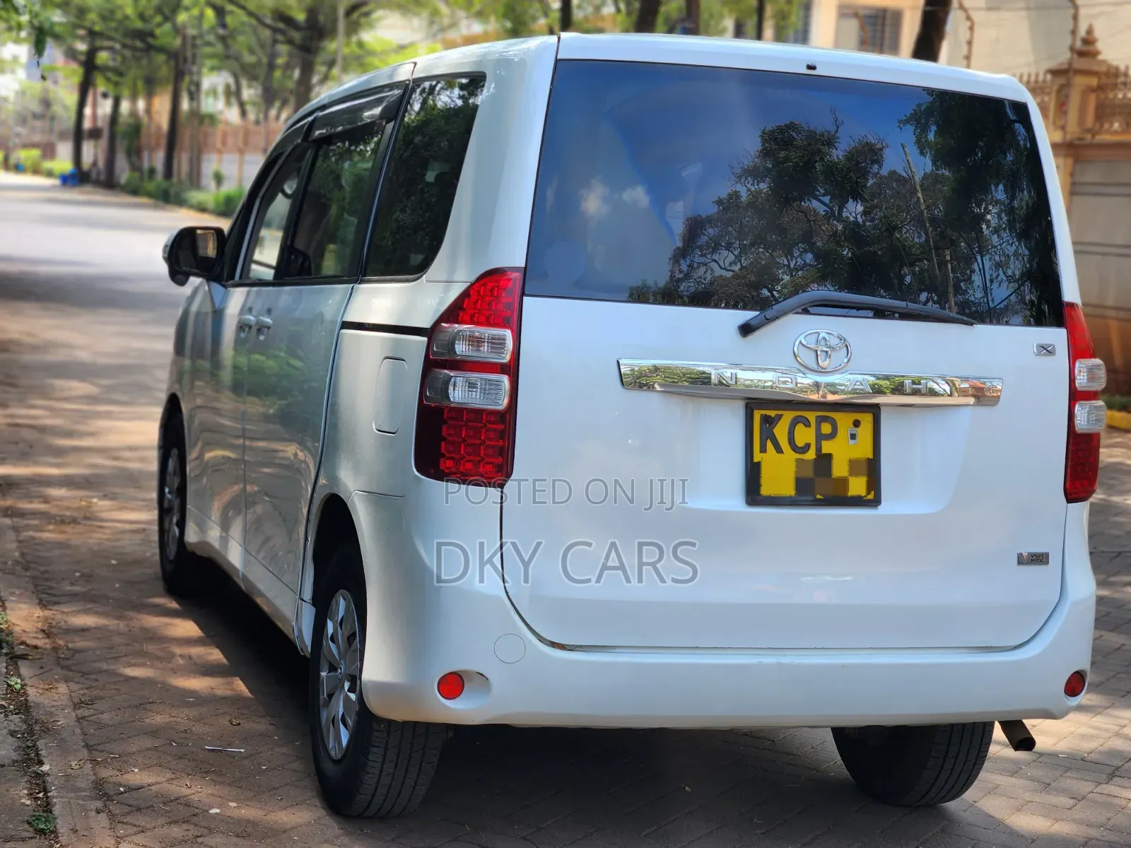 Toyota Noah 2013 White