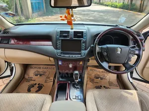 Toyota Crown 2009 White