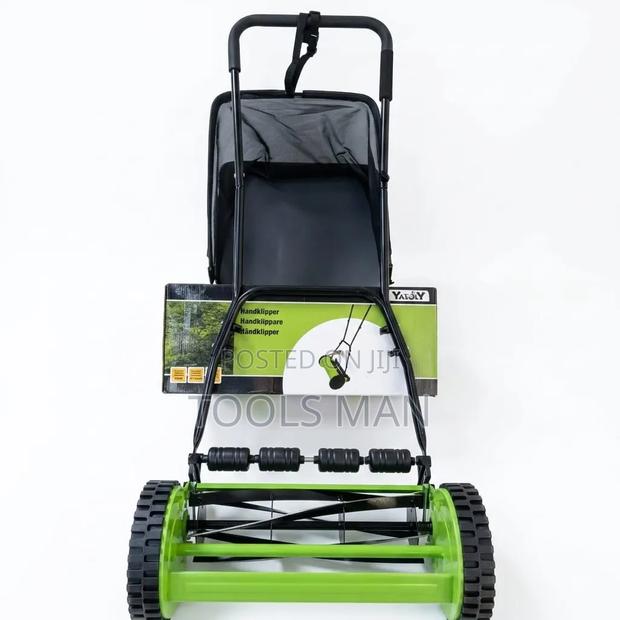 Yatoly Manual Push Lawn Mower With Grass Collector Bag.