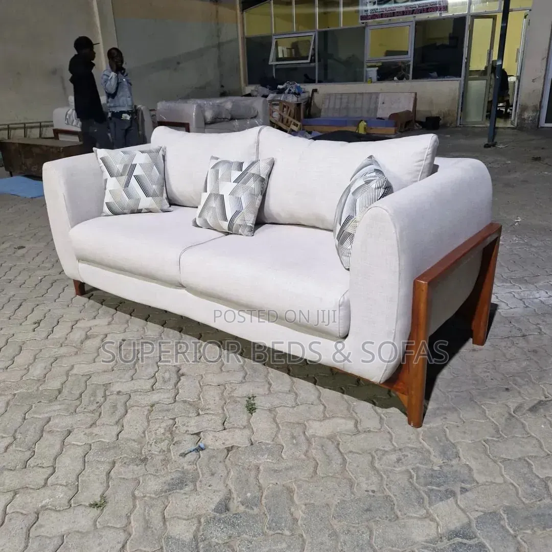 3 Seater Sofa in Off White: Offer! Offer!