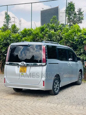 Toyota Noah 2018 Silver