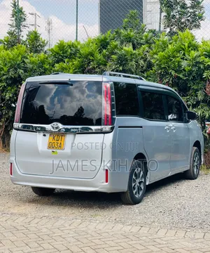 Toyota Noah 2018 Silver