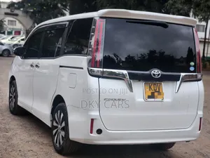 Toyota Esquire 2018 White