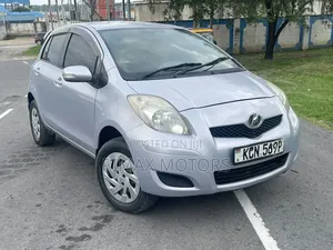Toyota Vitz 2010 Silver