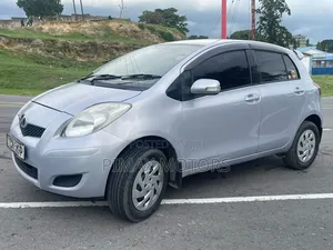 Toyota Vitz 2010 Silver