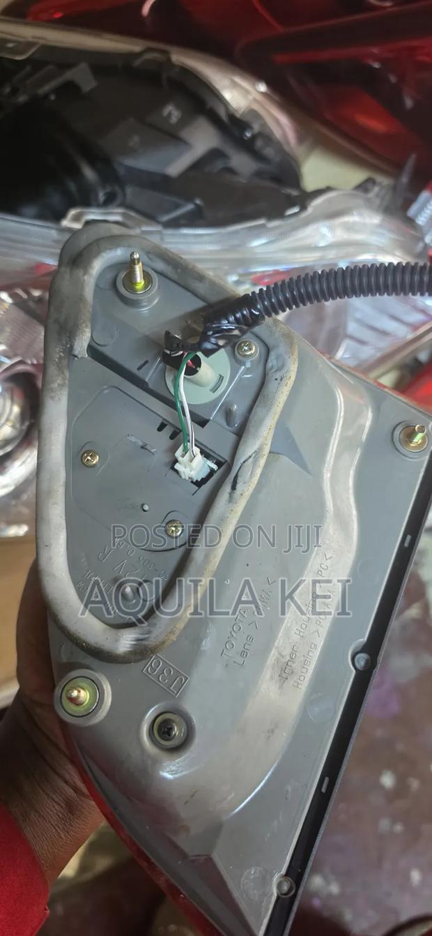 Crown 2005 Body Taillight - thumbnail 2