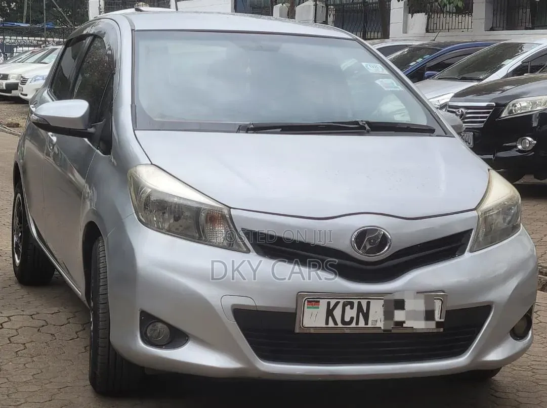 Toyota Vitz 2011 Silver