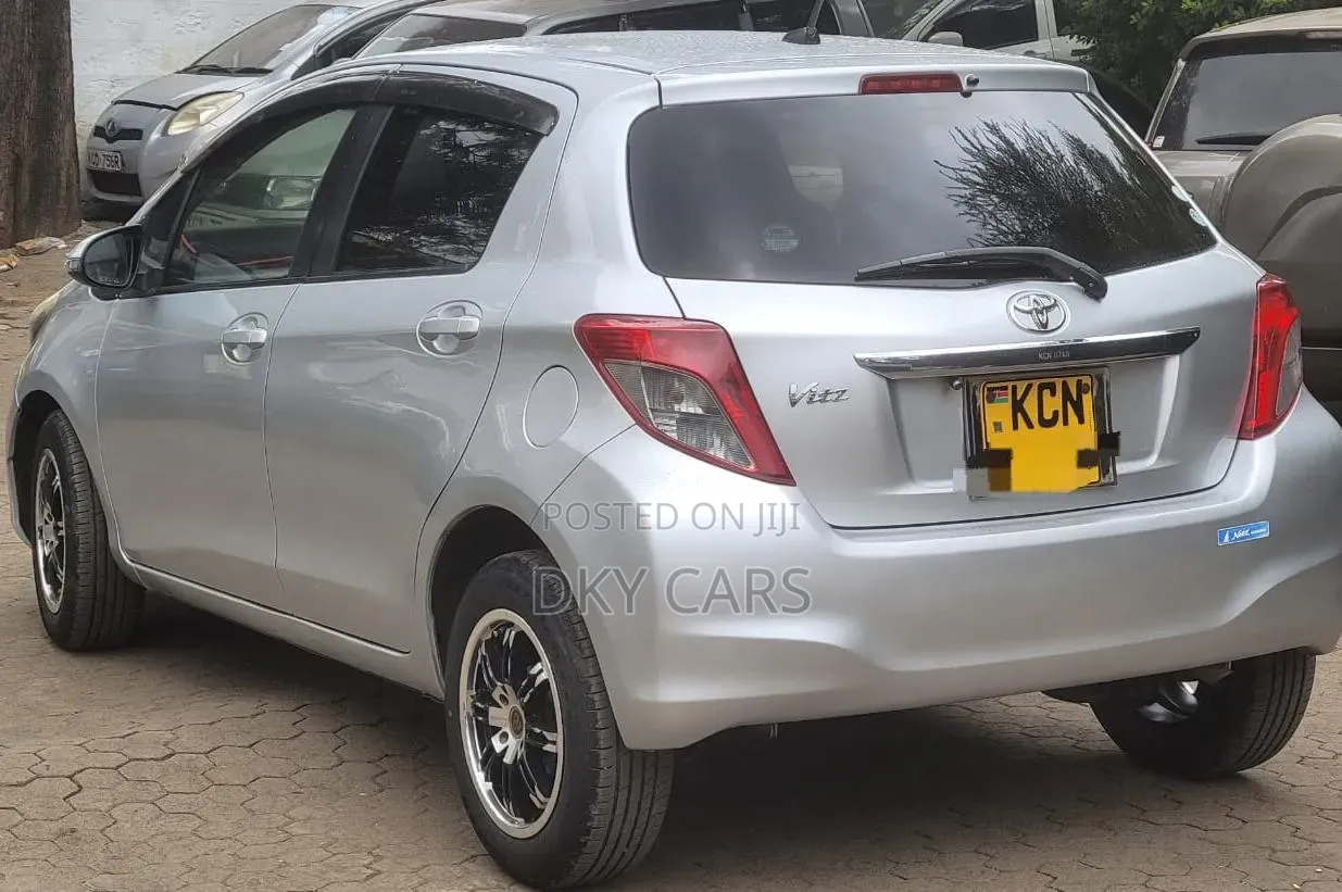 Toyota Vitz 2011 Silver