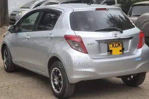 Toyota Vitz 2011 Silver