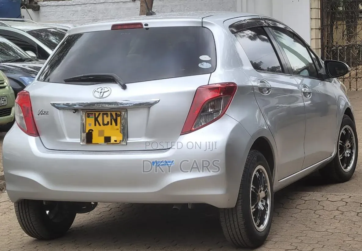 Toyota Vitz 2011 Silver