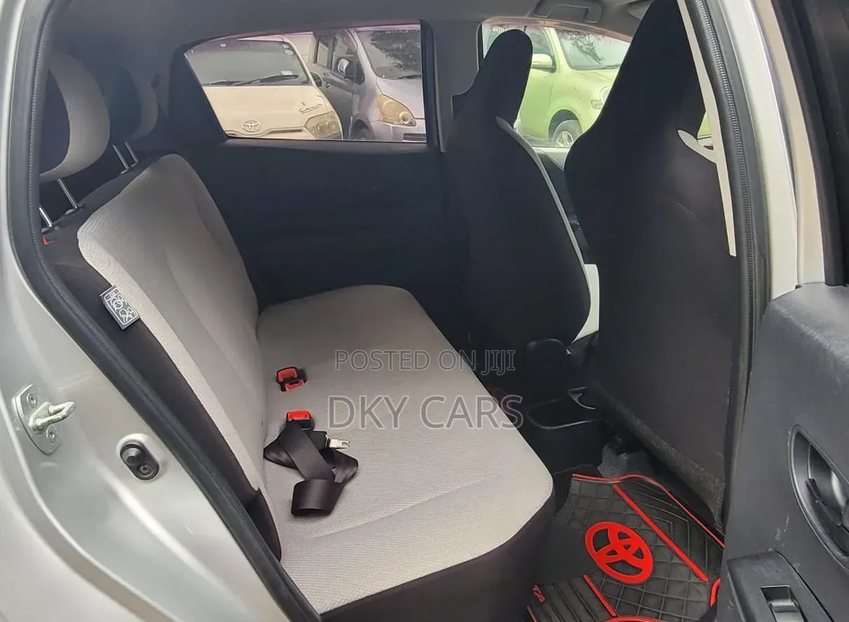 Toyota Vitz 2011 Silver