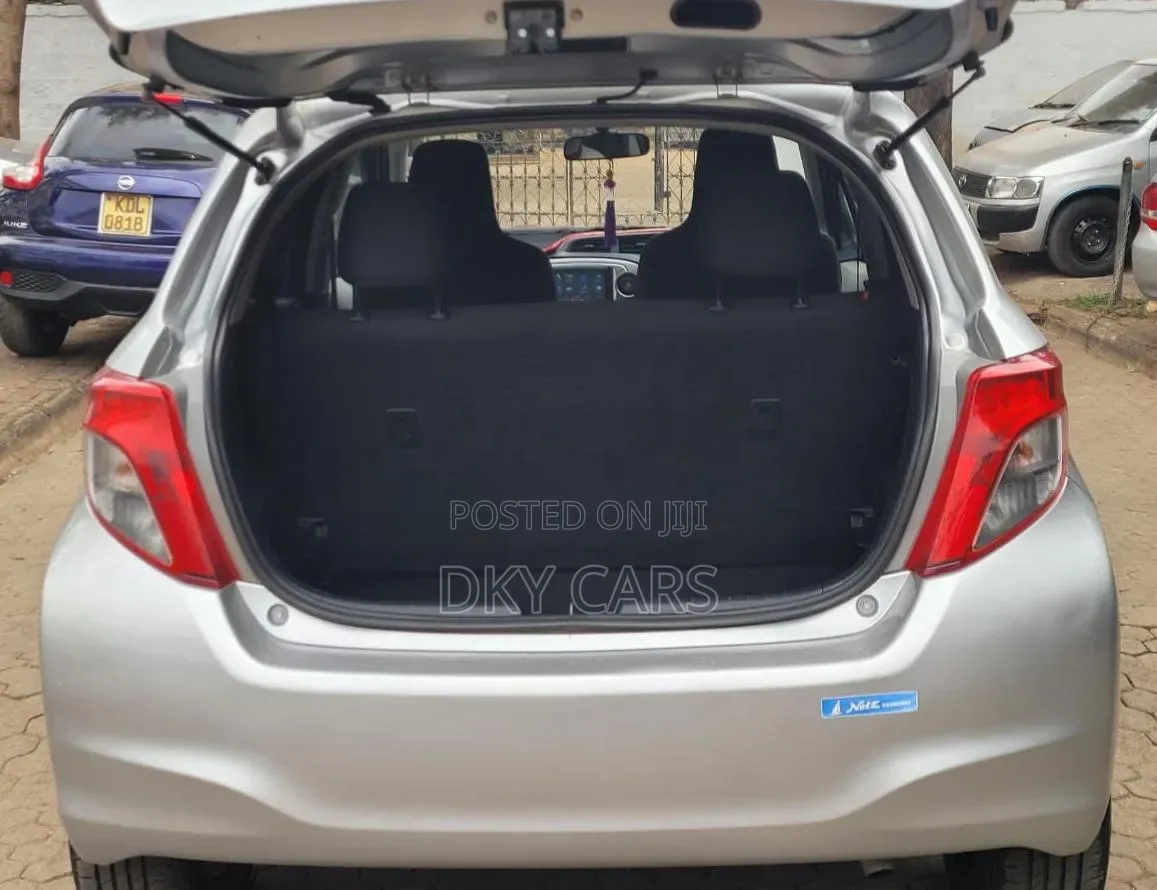 Toyota Vitz 2011 Silver