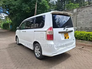 Toyota Noah 2.0 143hp FWD (7 Seater) 2009 White