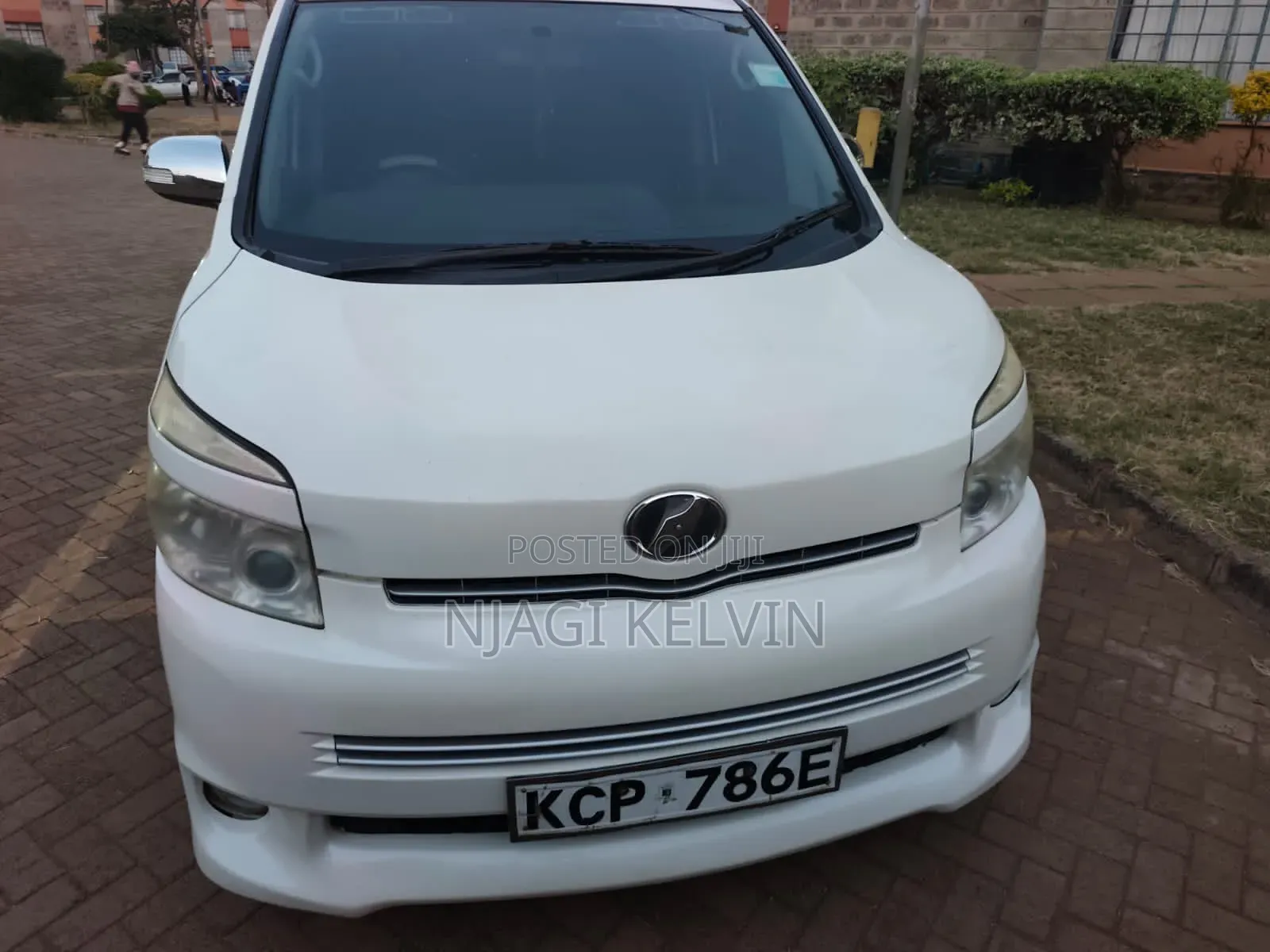 Toyota Noah 2010 White