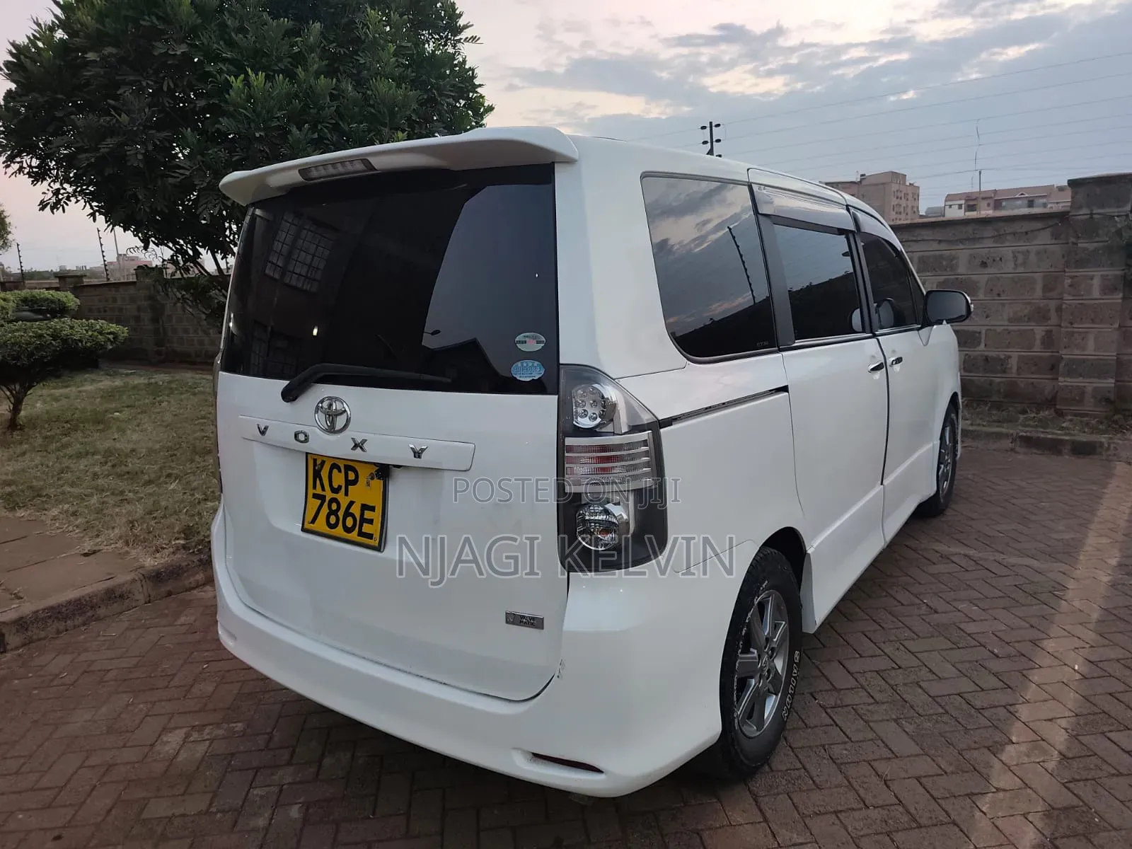 Toyota Noah 2010 White