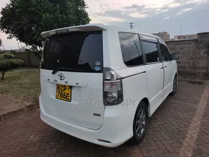 Toyota Noah 2010 White