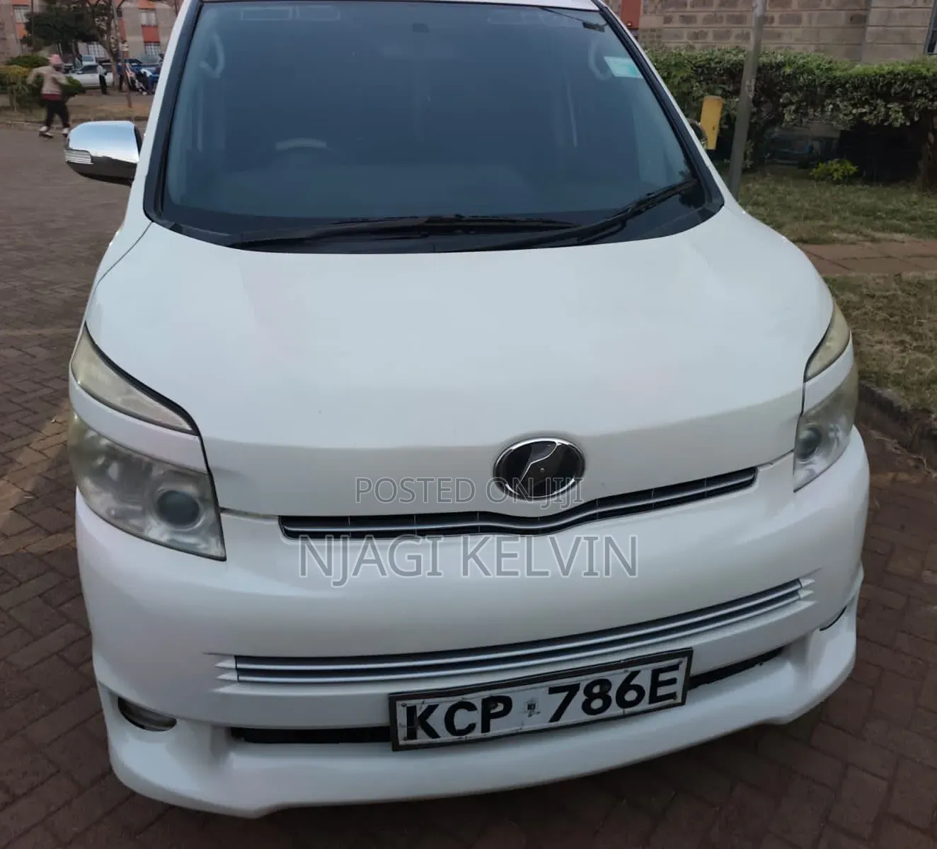 Toyota Noah 2010 White