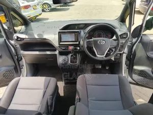 Toyota Voxy 2019
