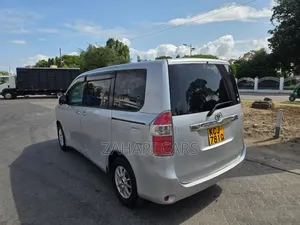 Toyota Noah 2013 Silver