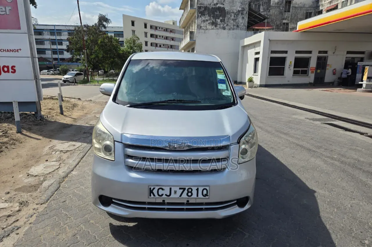 Toyota Noah 2013 Silver