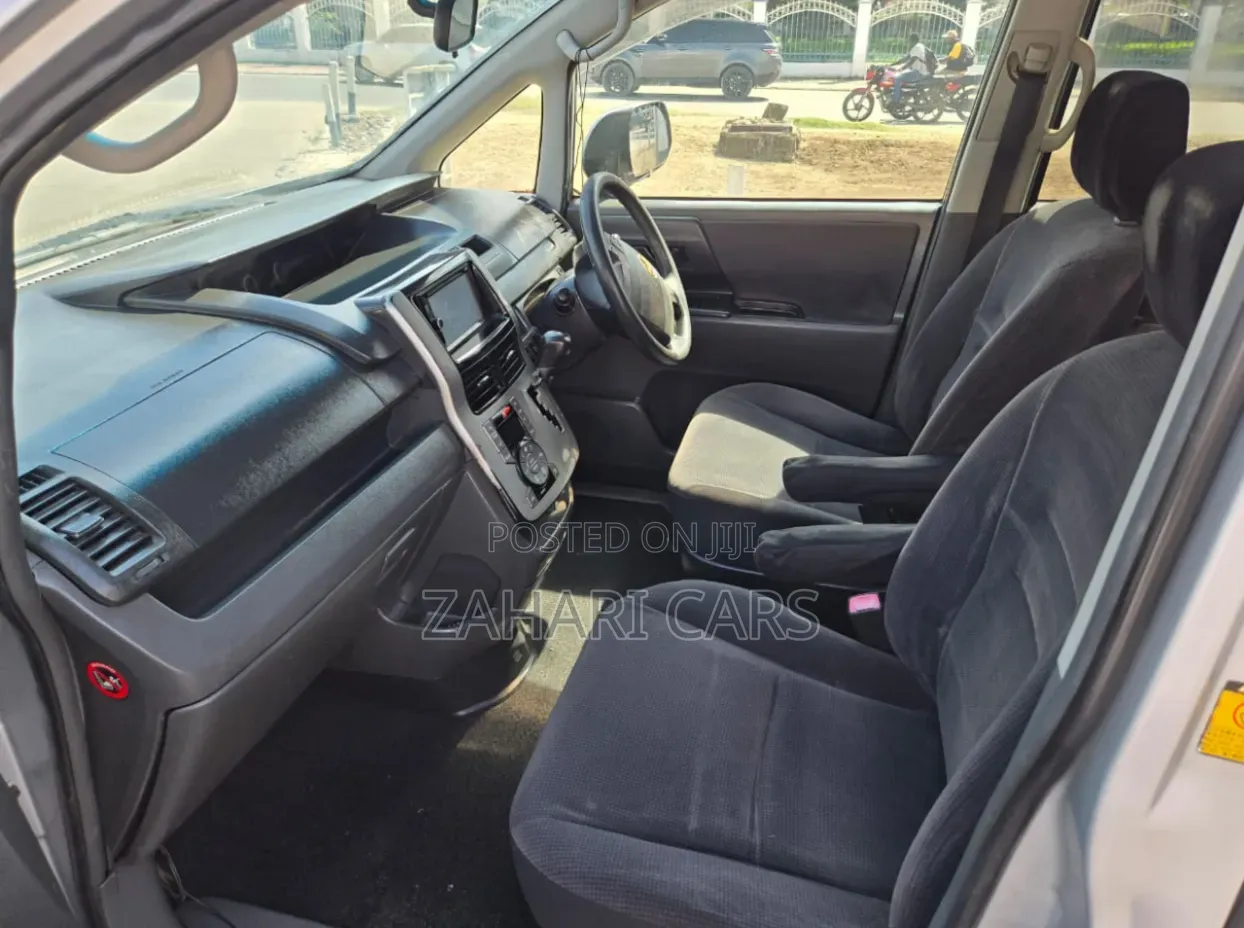 Toyota Noah 2013 Silver