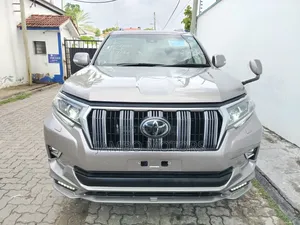 Toyota Land Cruiser Prado 2.8 2022 Gold