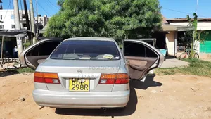 Nissan 100 1998 Gold