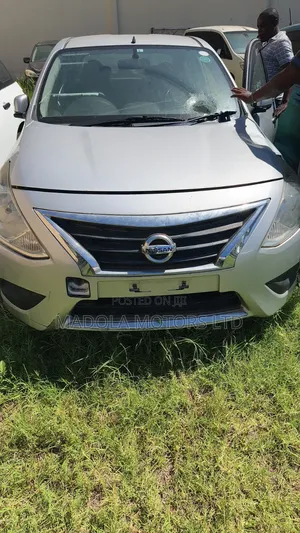Nissan Tiida 2015 Silver