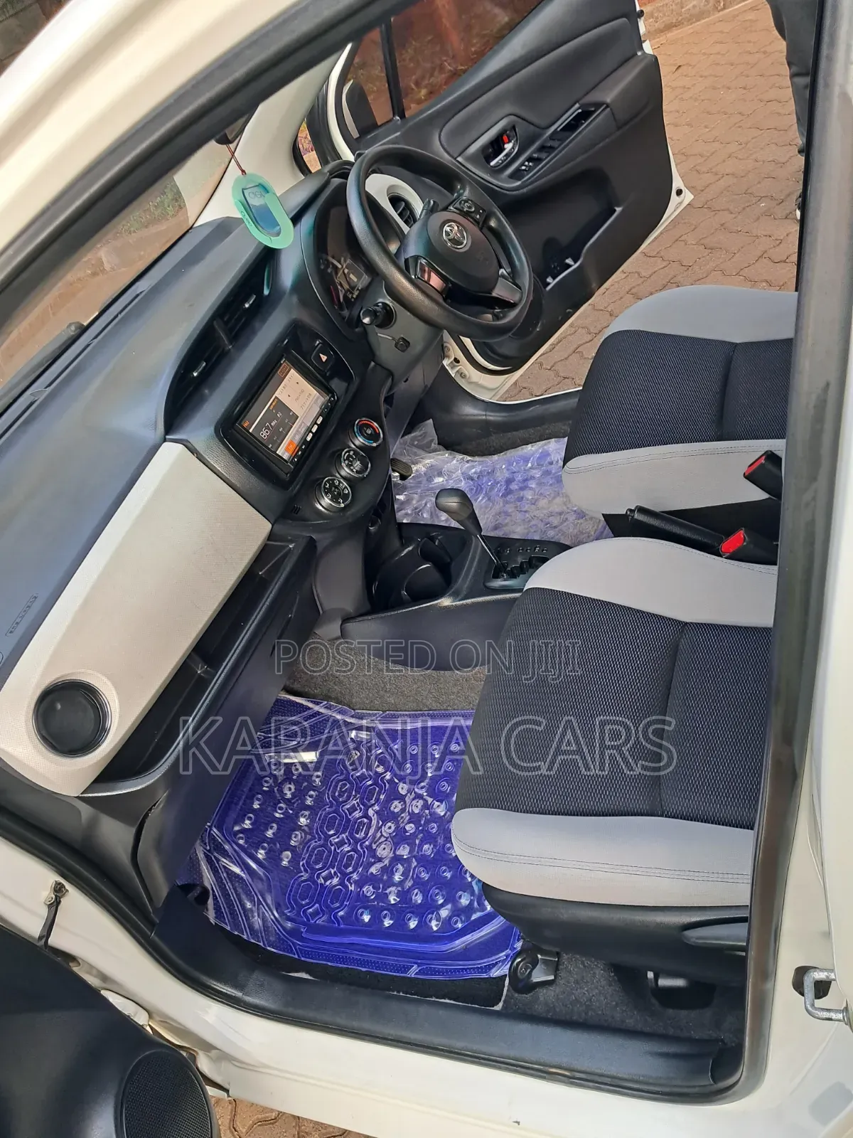 Toyota Vitz 2015 White