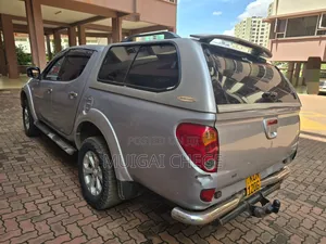 Mitsubishi L200 2013 Silver
