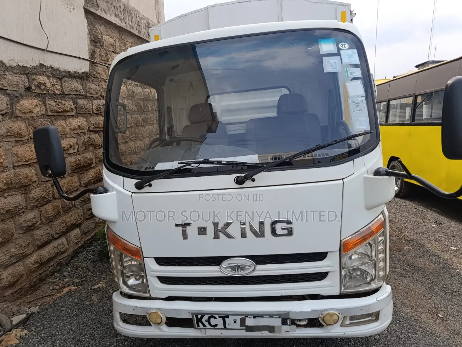 Isuzu T-King Truck 