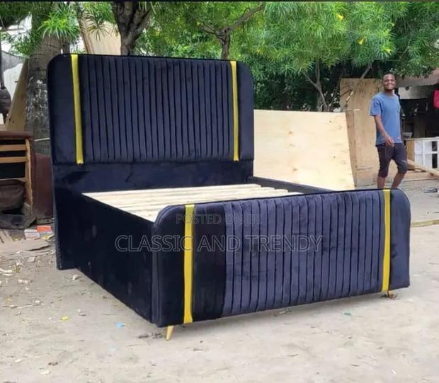 6x6 Black Chester Bed.