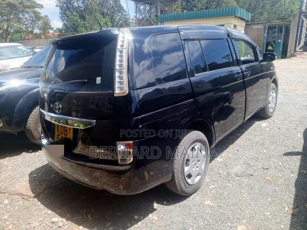 Toyota ISIS 2013 Black